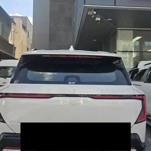 EV5 후면 테일램프 클로즈업 · 홈페이지 견적 후 