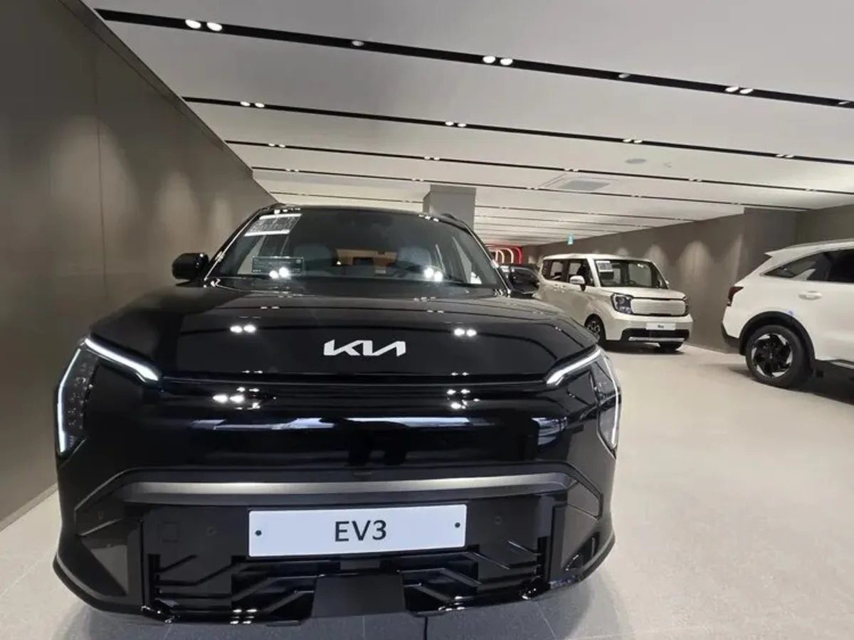 EV3 차량 측면 도어 손잡이 디테일