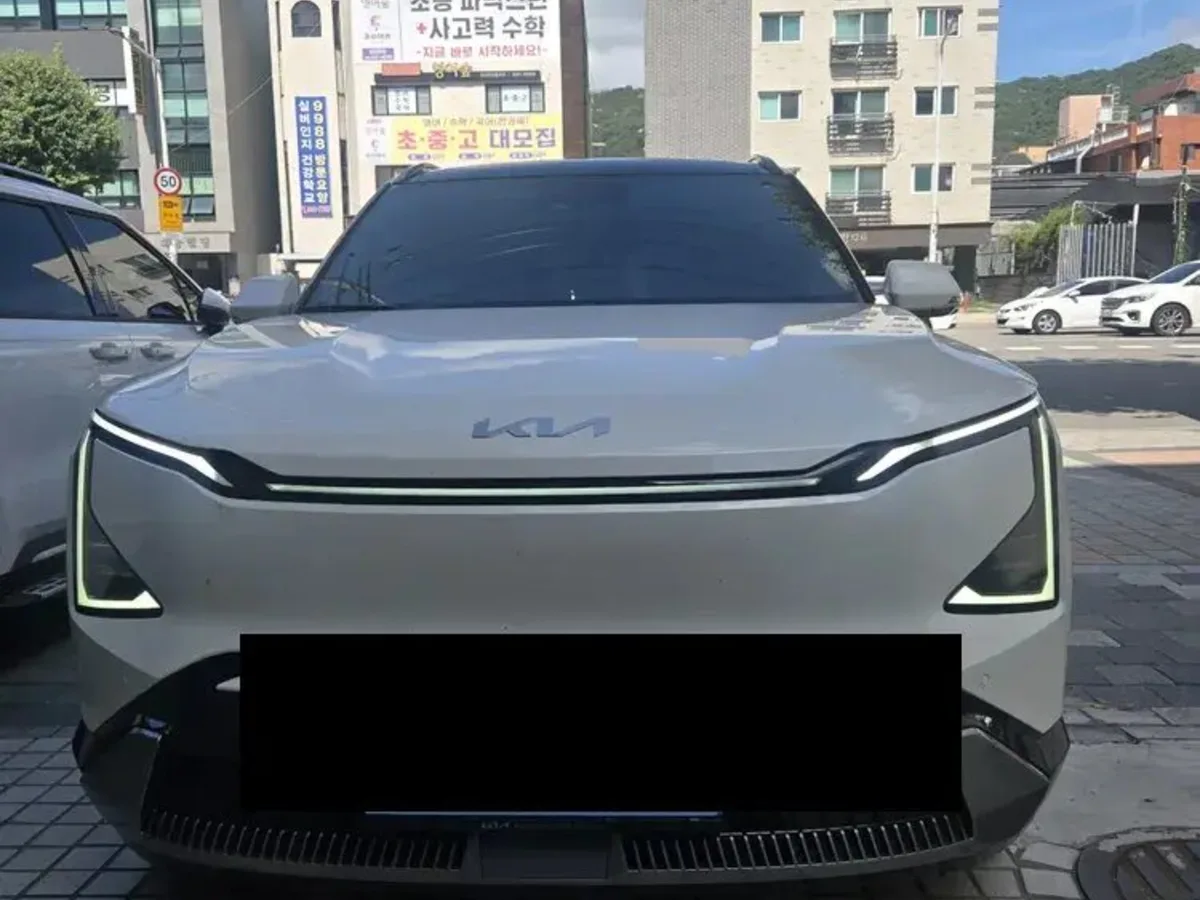 EV5 차량 전면 그릴 디테일